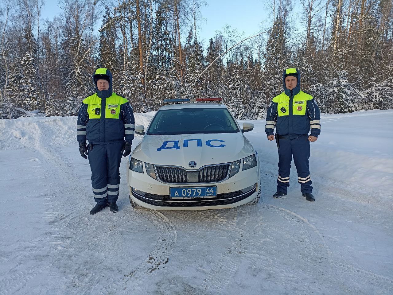 Костромские автополицйеские спасли семью, замерзающую в автомобиле - Газета  