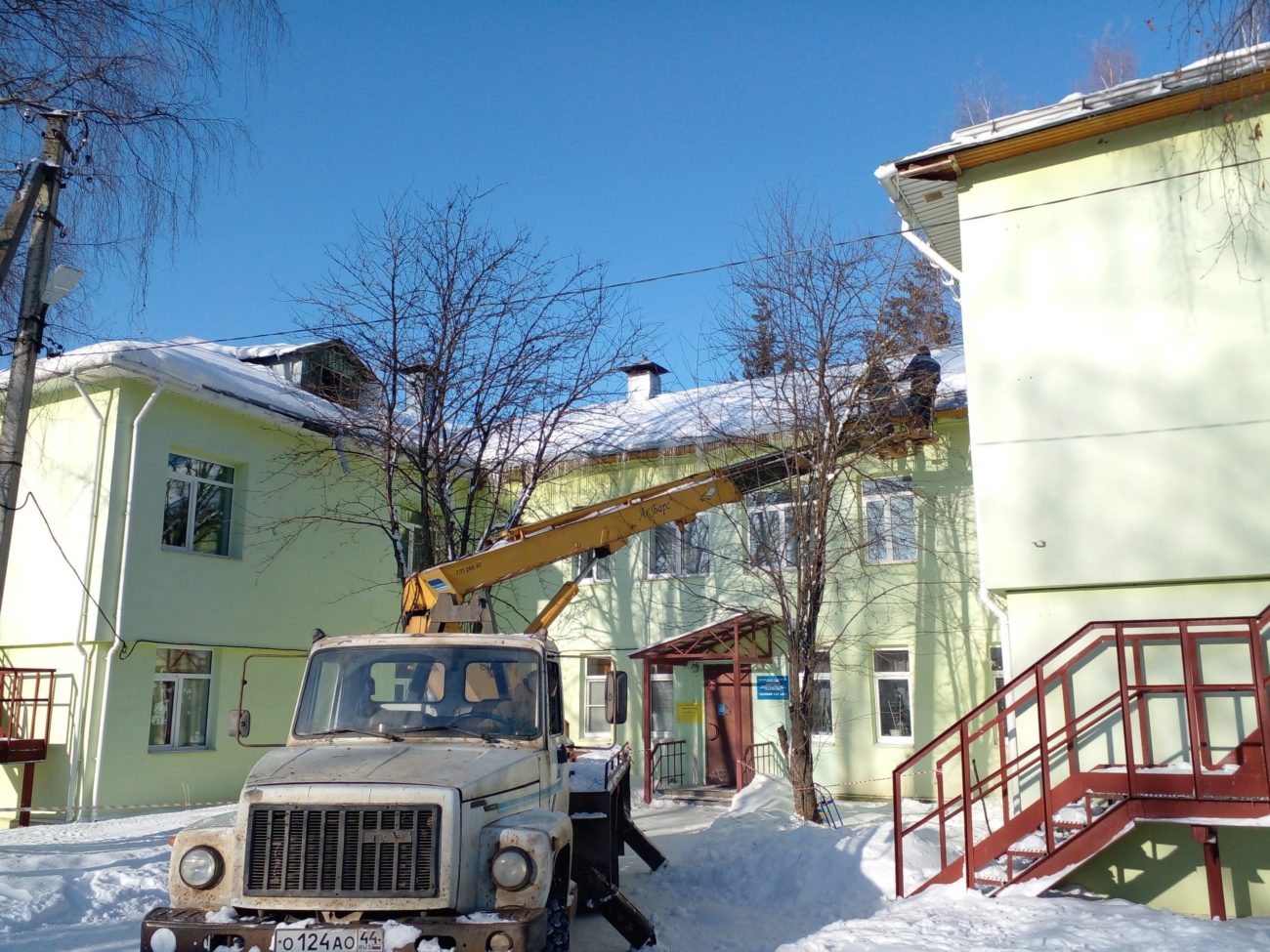 В Костроме дядьки с лопатами залезли на крыши детских веранд - Газета  