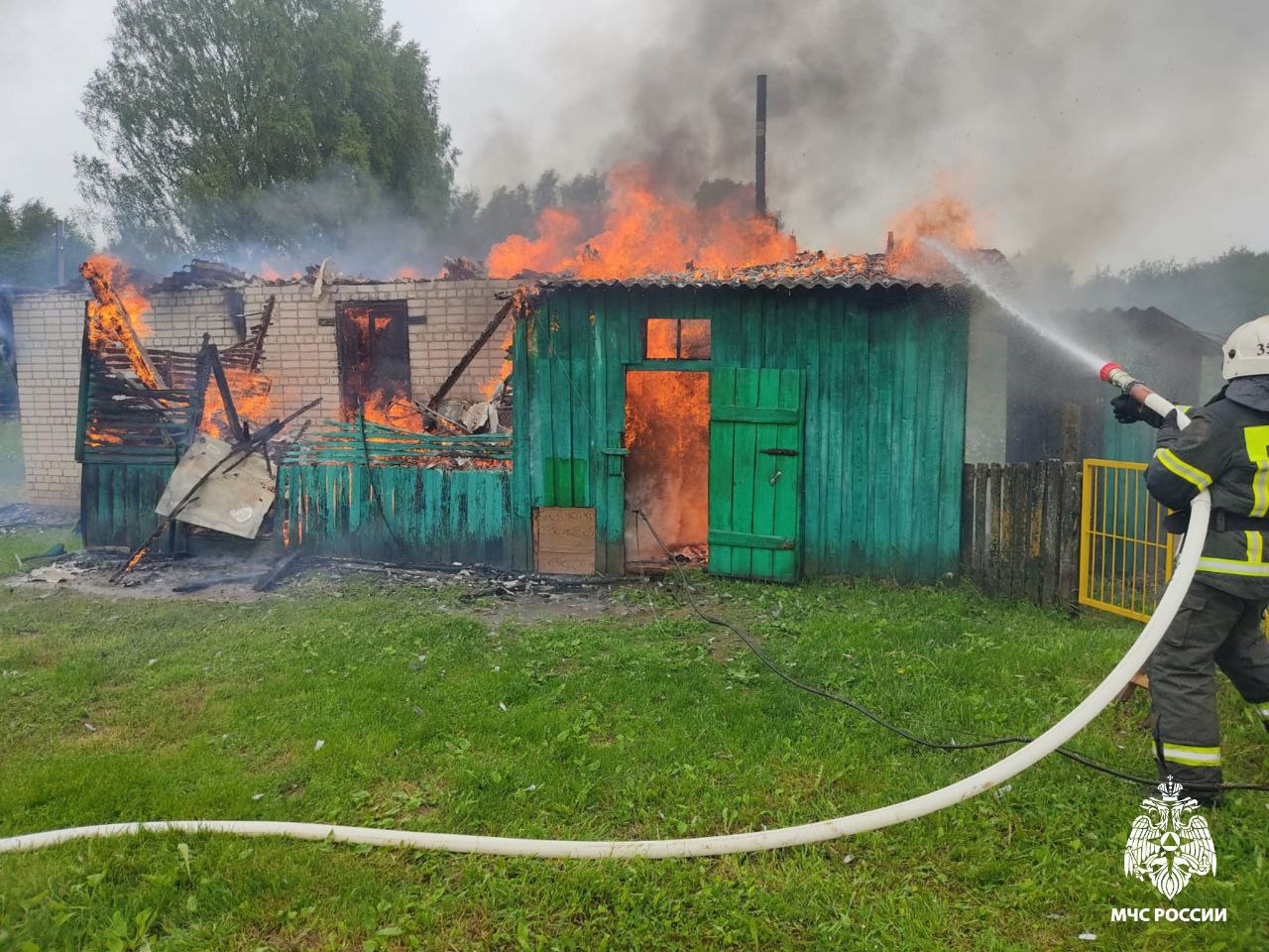 В костромской деревне сотрудники МЧС тушат пожар в частном доме - Газета  